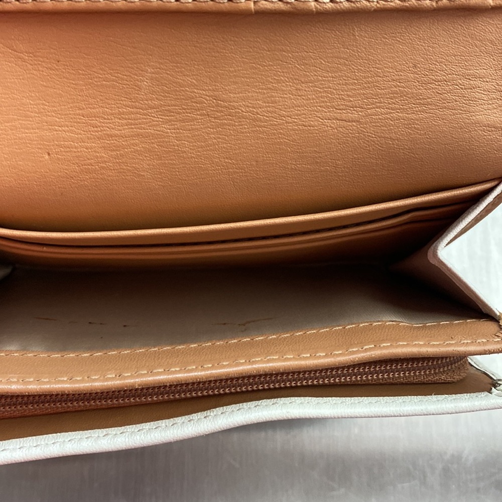 PRE-OWNED COACH WHITE WOMEN’S WALLET - Picture 9 of 10